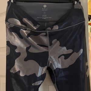 Noli Metallic Camo Leggings in Black and Silver